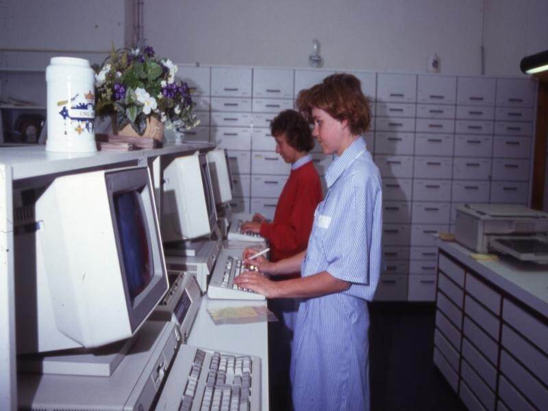 Twee apothekersassistenten achter computers in de Singel Apotheek in Deventer, begin jaren tachtig.